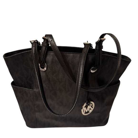 Michael Kors Handbags - Michael Kors Elegant Black Handbag. Sides packets with a log in the front